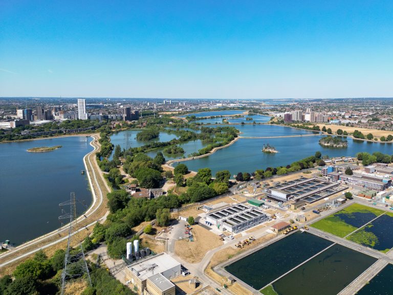 Aerial view of Walthamstow Reservoirs with Coppermills Water Treatment Works in the foreground. Photograph by Russss, CC BY-SA 4.0.